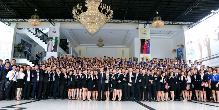 Hình ảnh tập thể nhân viên Địa ốc Alibaba