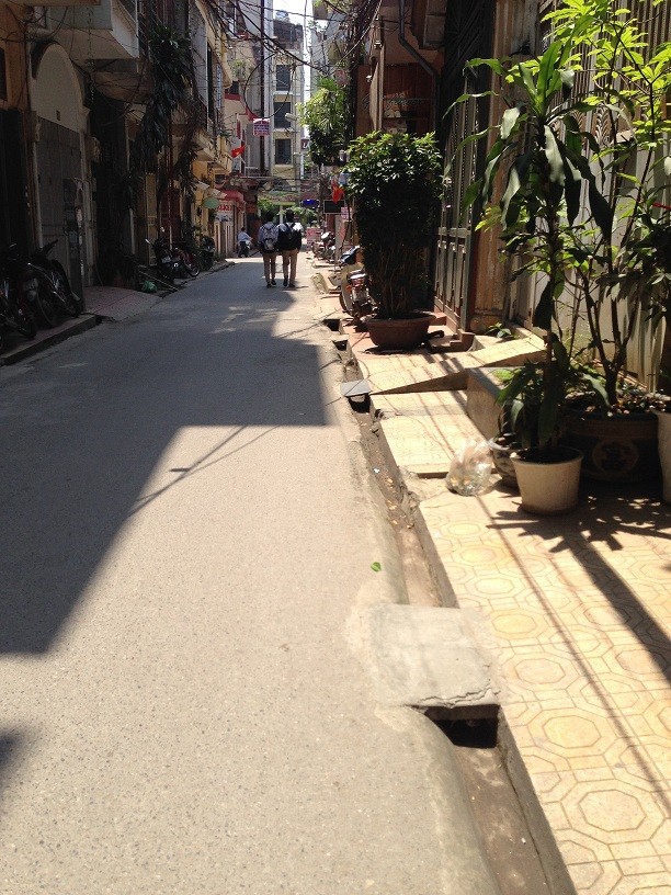 Tôi cần bán nhà phân lô vip Nguyên Hồng, 50 m2, 5 tầng đẹp, gara oto, giá 9,5 tỷ, sổ đỏ.