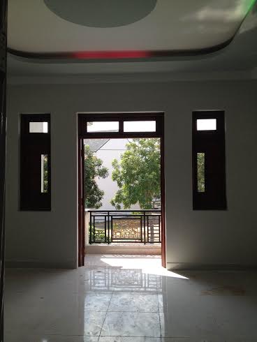 ban-nha-gan-sieu-thi-bigc-di-an