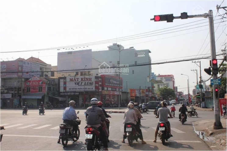 ia dinh muon ban 2 manh dat nen truc duong lon nga tu ql13